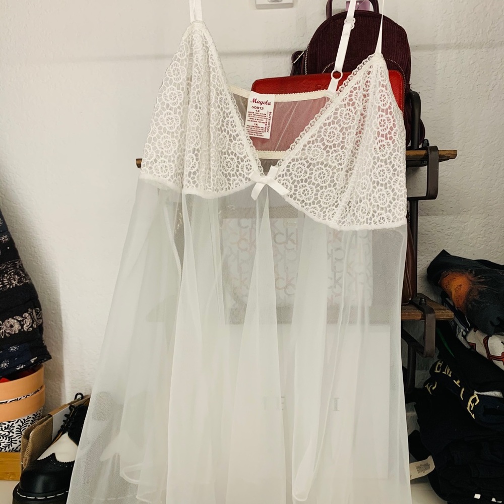 Adorable white flowy cami